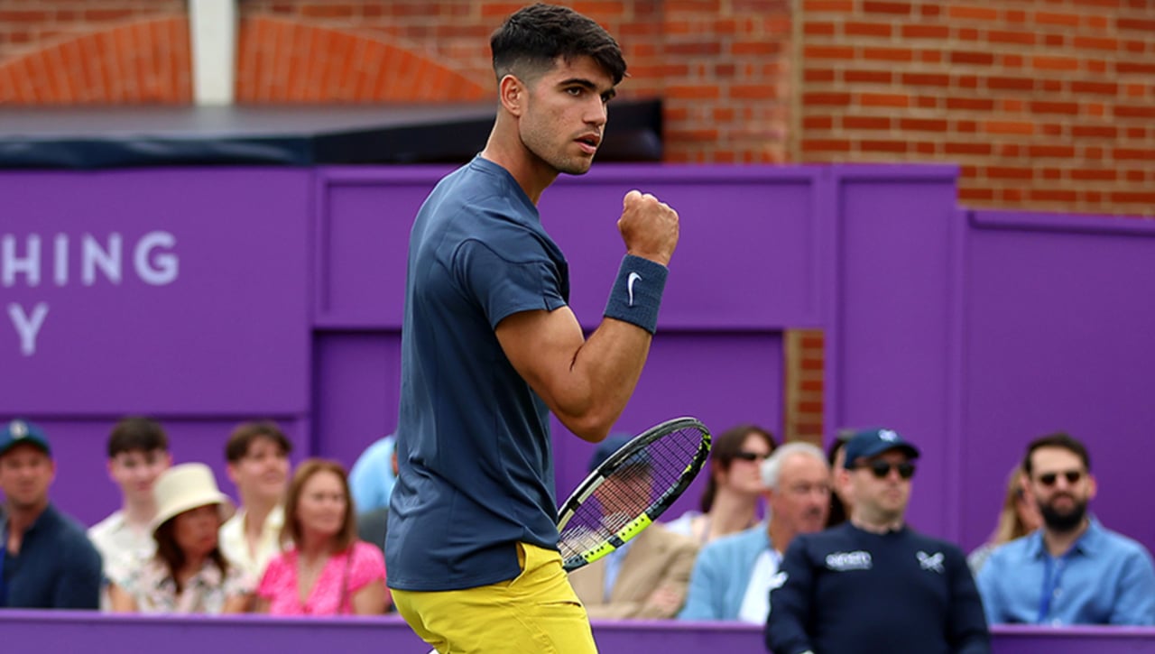 Carlos Alcaraz somete a su amigo en Queen's
