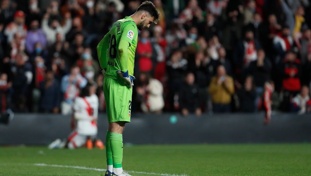 Ofrecido y ninguneado por el Betis, acaban de ponerle una cláusula de 100 millones