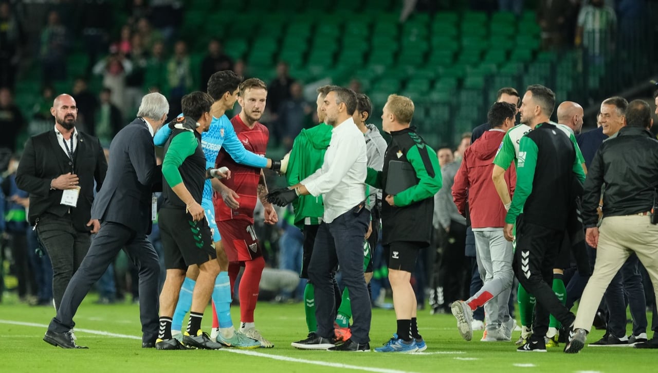 Una pelea en el vestuario, la señal que le puede costar cara a Montiel... El acta desvela más polémicas