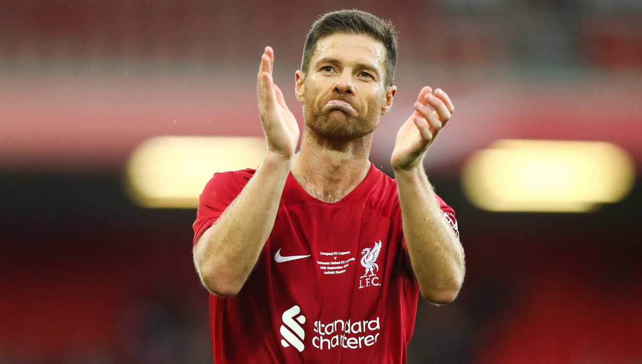 "Soy Xabi Alonso, voy a entrenar al Liverpool y me falta dinero para los billetes de avión"