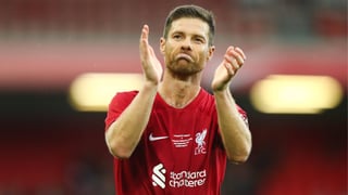 "Soy Xabi Alonso, voy a entrenar al Liverpool y me falta dinero para los billetes de avión"