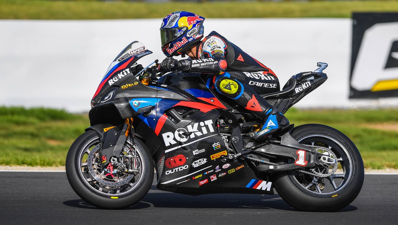 Toprak arrasa en Portimao y Álvaro Bautista salva su honor