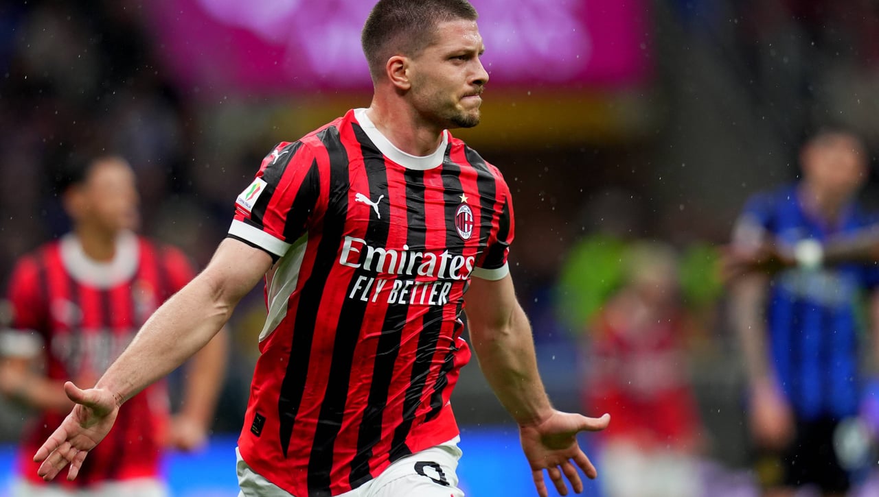 Jovic 'explota' en el derbi de Milán