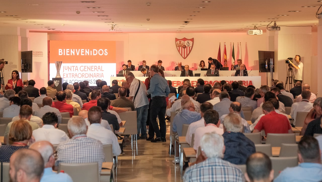 La Junta del Sevilla se calienta por los sueldos de los directivos