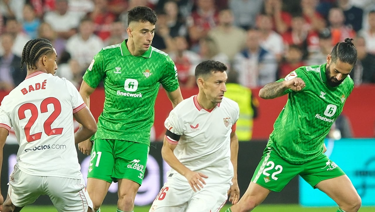 Las razones del desastre del Sevilla y la alegría del Betis con el límite salarial