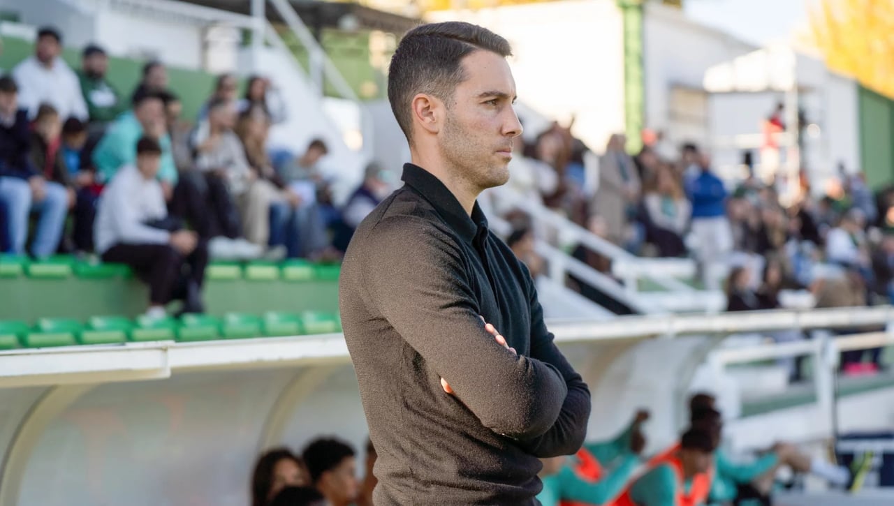 El Betis hace oficial la destitución de Javi Medina, entrenador del Betis Deportivo; Dani Fragoso, su sustituto