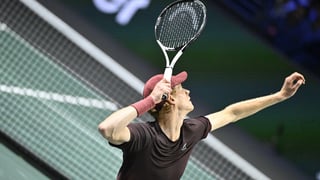 Sinner clava un rosco al campeón en París y está a 1 victoria de Carlos Alcaraz