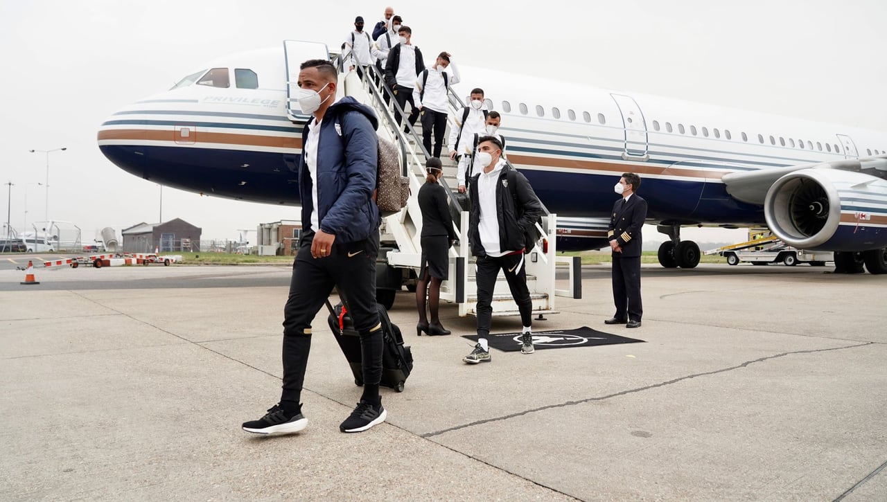 Alta tensión en la llegada del Sevilla al aeropuerto, con Monchi pidiendo calma