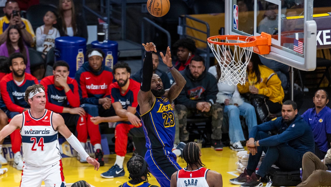 LeBron James sigue haciendo historia en los Lakers