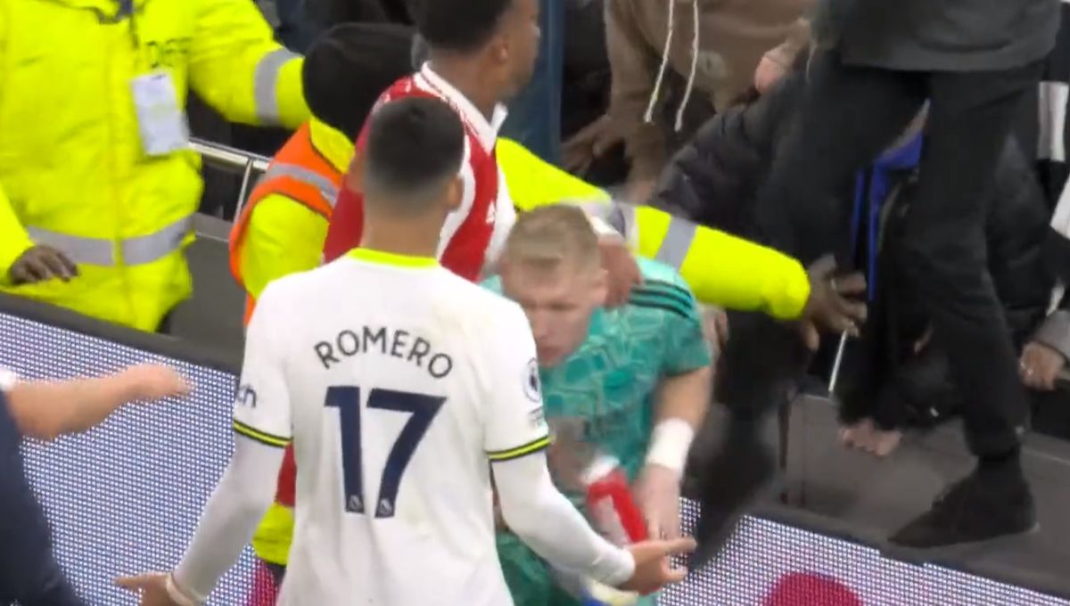 Vergüenza en la Premier League: un aficionado del Tottenham le da una patada a Aaron Ramsdale, portero del Arsenal