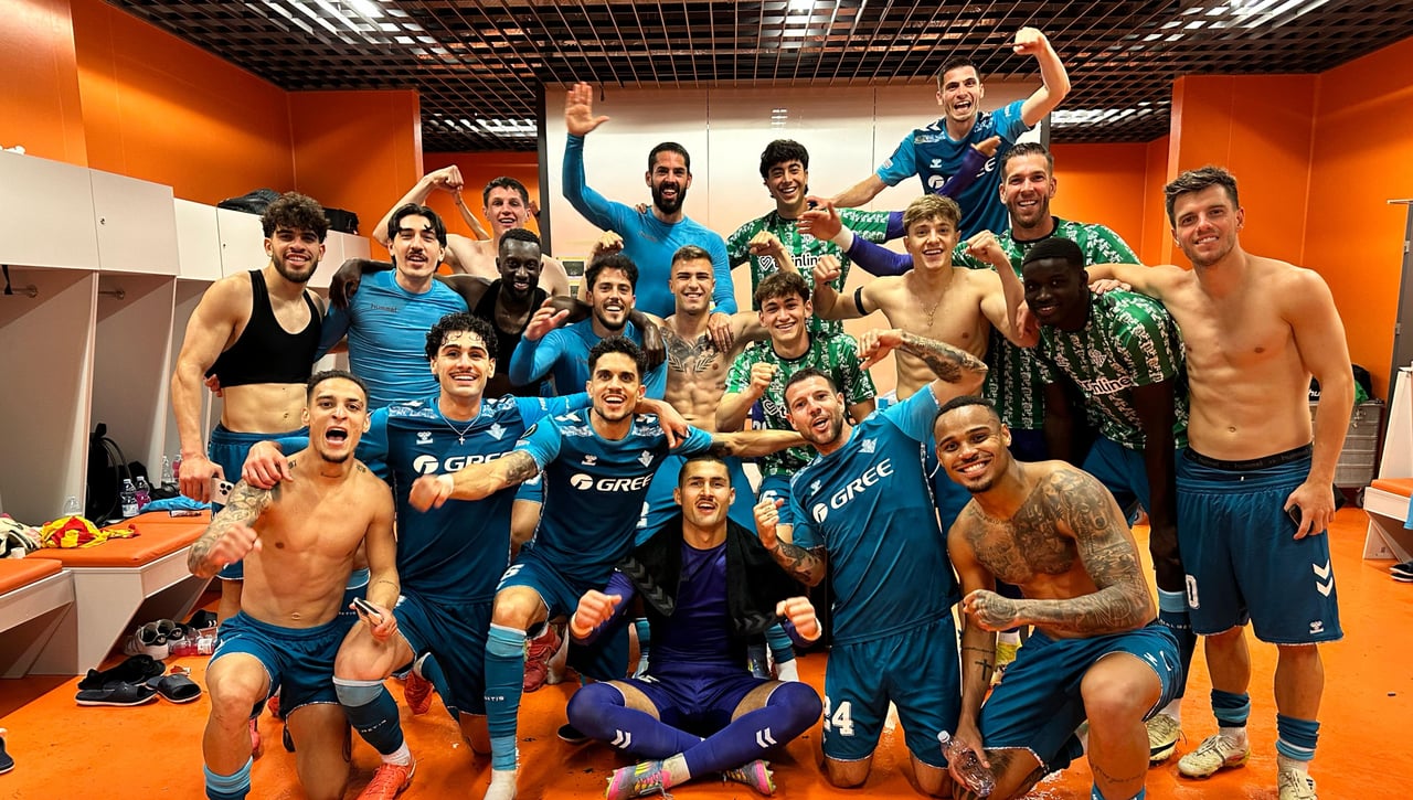 Las imágenes de la fiesta en el vestuario del Betis tras romper el techo  