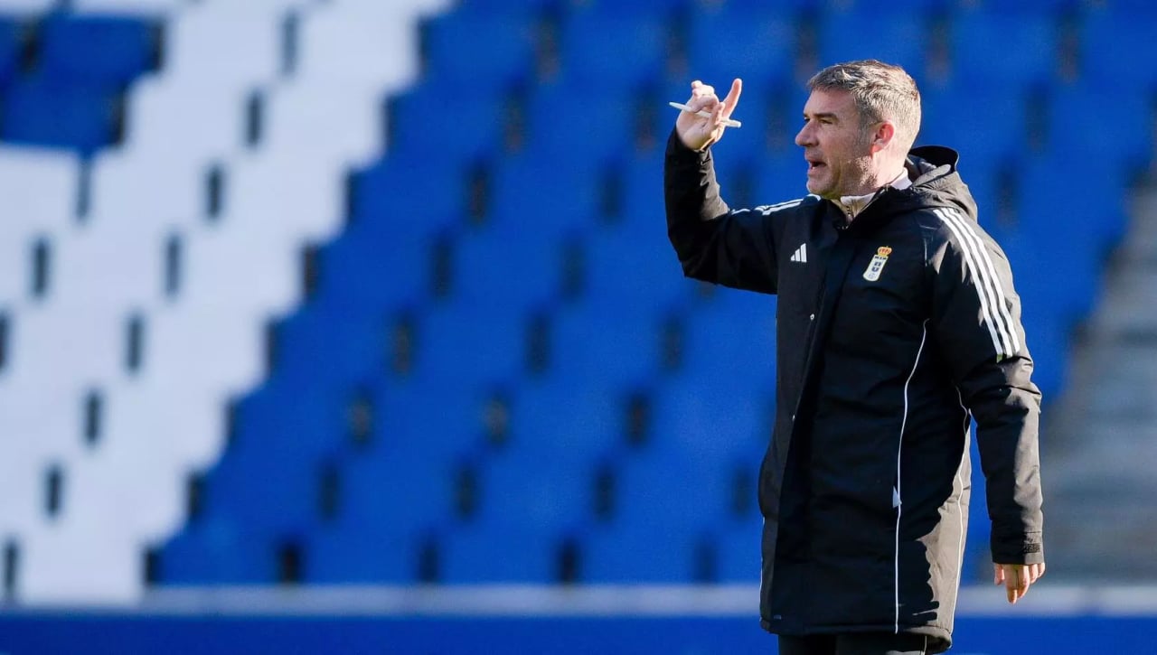 Luis Carrión, técnico del Oviedo, lamenta dos bajas de última hora para visitar al Sevilla: "Es un equipo que me gusta"