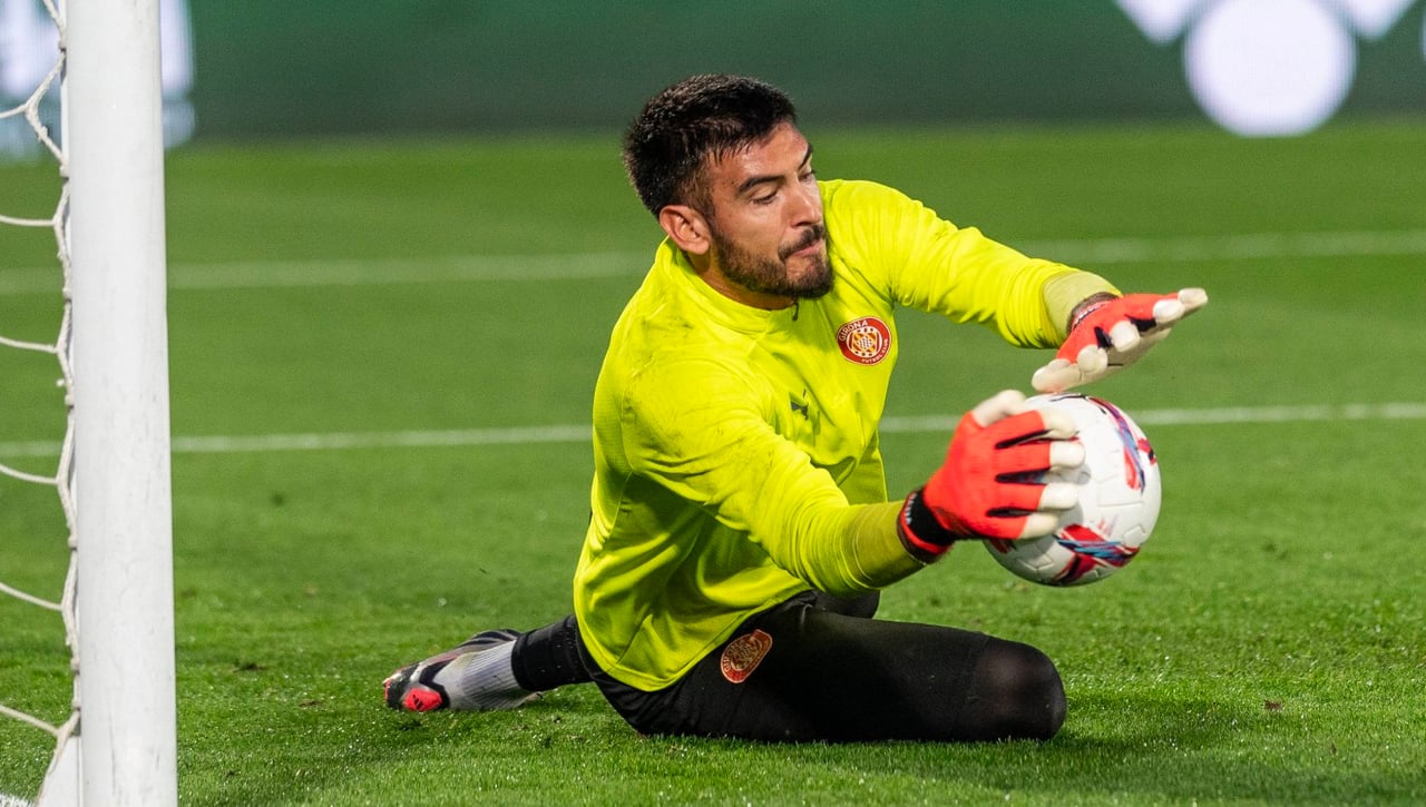 Bryan Gil señala a Gazzaniga