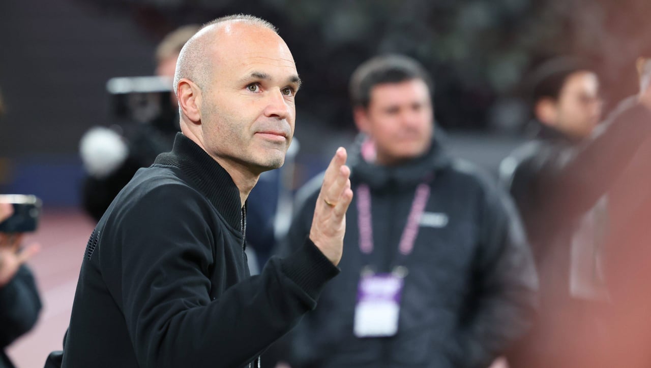 A Iniesta se le 'cae el pelo' en Japón