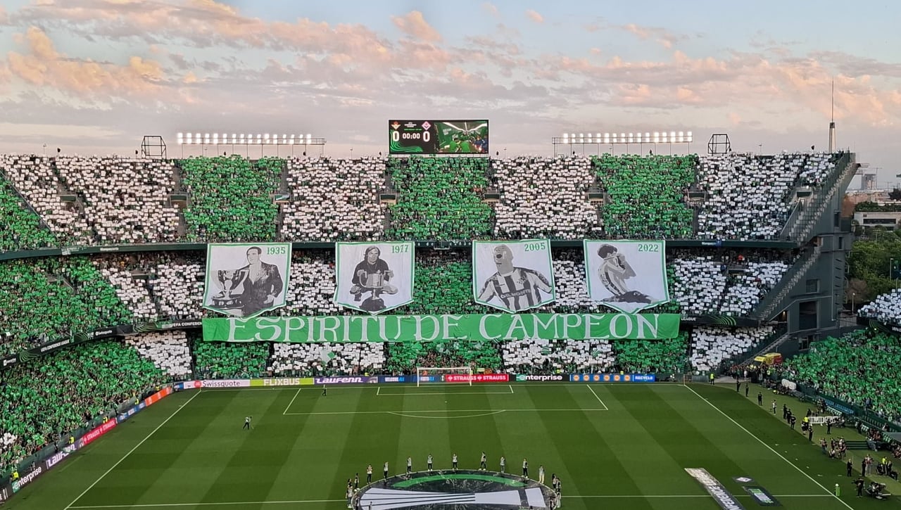 Miranda alucina con el tifo del Betis