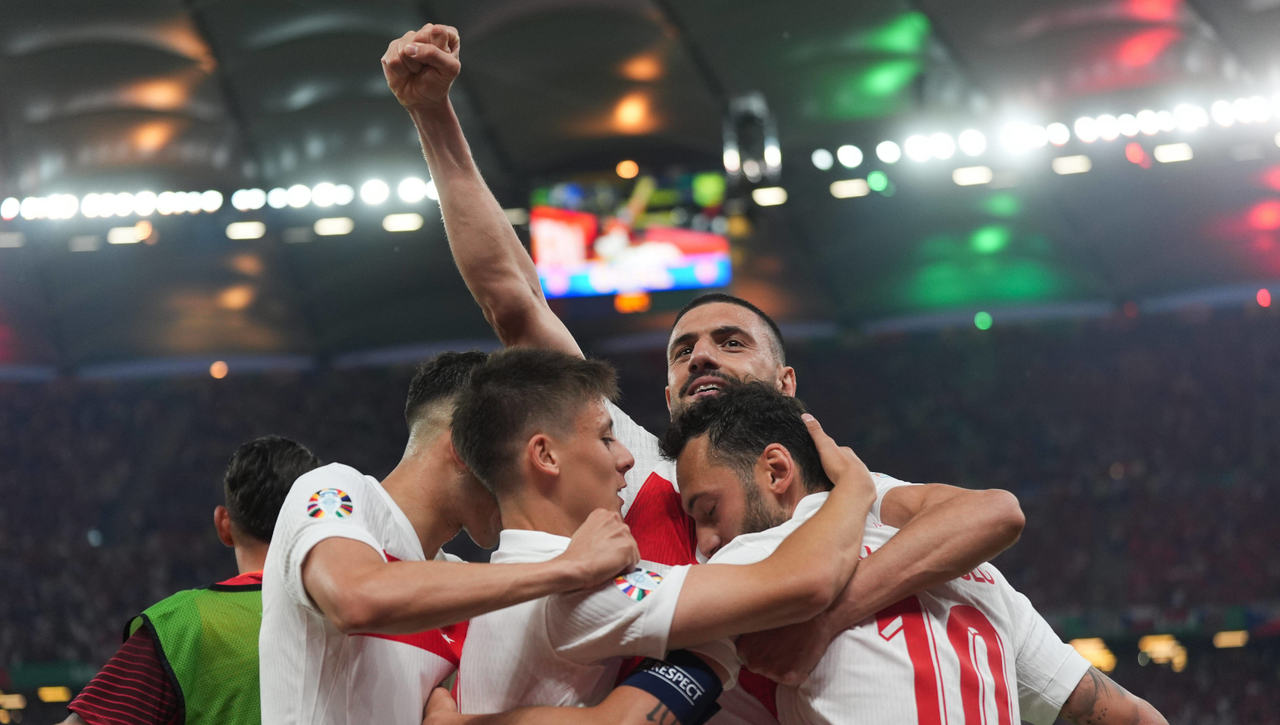 República Checa 1-2 Turquía: Montella y Güler siguen vivos en la Eurocopa