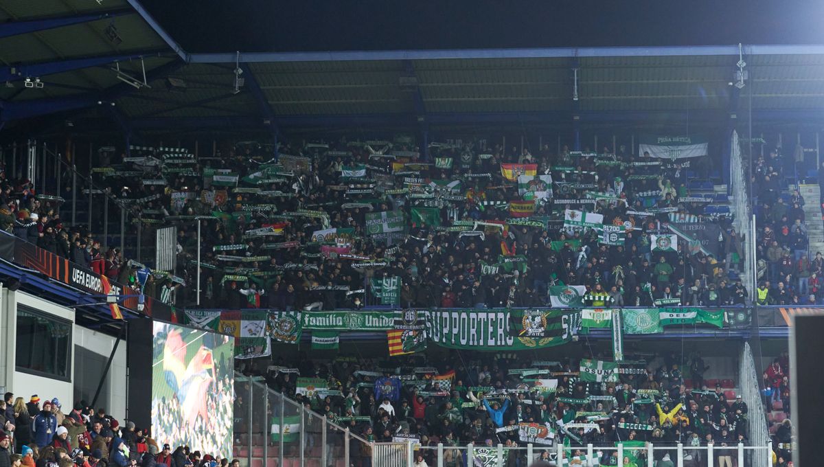 La vergüenza y el maltrato a aficionados del Betis en el estadio del Sparta Praga