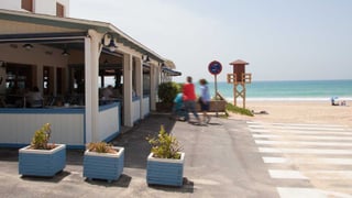 Sevilla tiene a menos de dos horas a tres de los mejores chiringuitos de España 2025