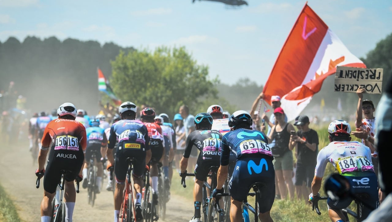 Clarke se regala 'la Roubaix' del Tour y Van Aert salva el amarillo