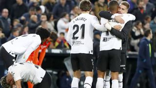 La resaca de un Valencia-Real Sociedad que dejó dos imágenes para la historia de Mestalla