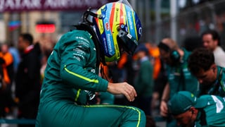 Fernando Alonso da un golpe sobre la mesa: líder en Singapur con Aston Martin