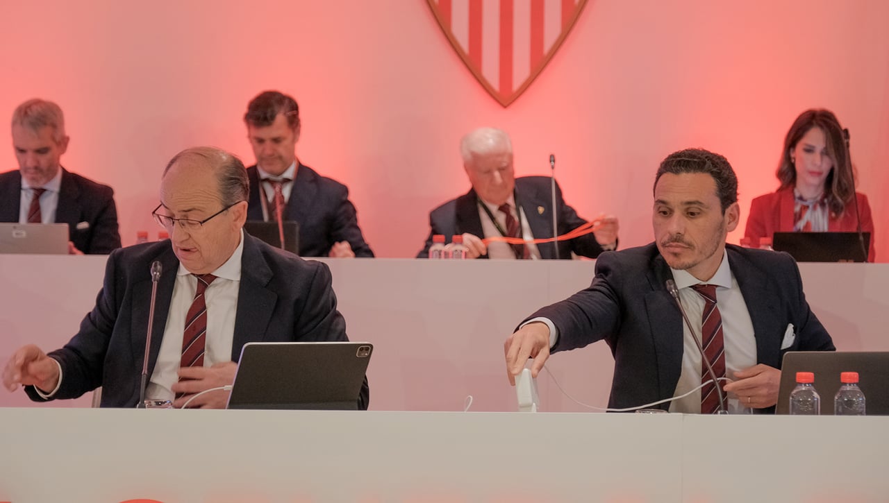 Gritos de "fuera, fuera" en la Junta Extraordinaria y un llamamiento al orden 