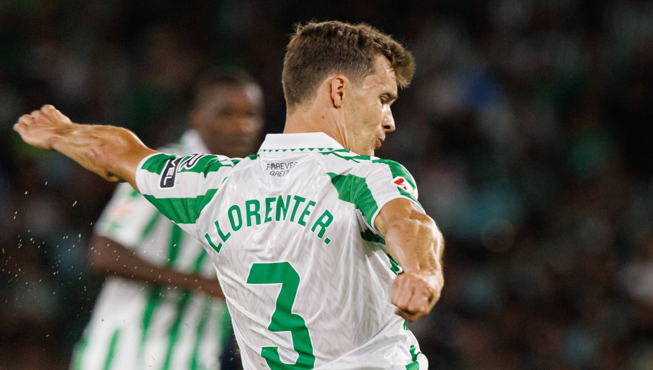 Diego Llorente, pendiente de una llamada