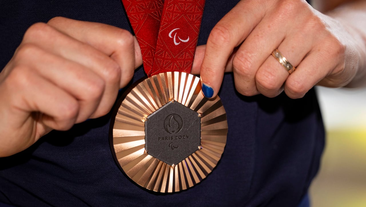 La organización de París 2024 da marcha atrás y devuelve las medallas