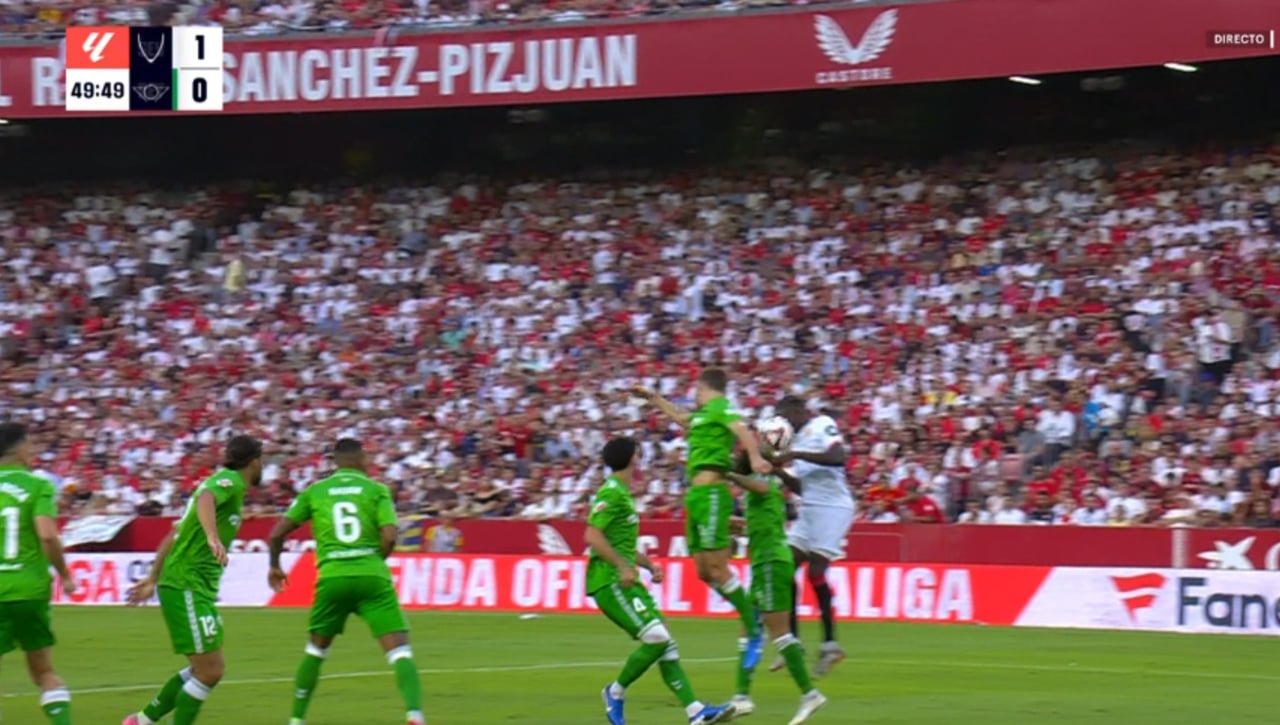 La polémica de El Gran Derbi: penalti de espaldas de Diego Llorente