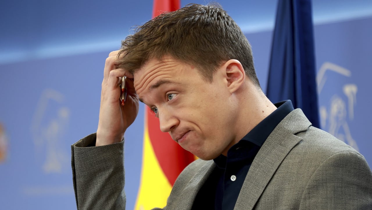 Errejón deja la política y la actriz Elisa Mouliaá lo denuncia por "acoso sexual"