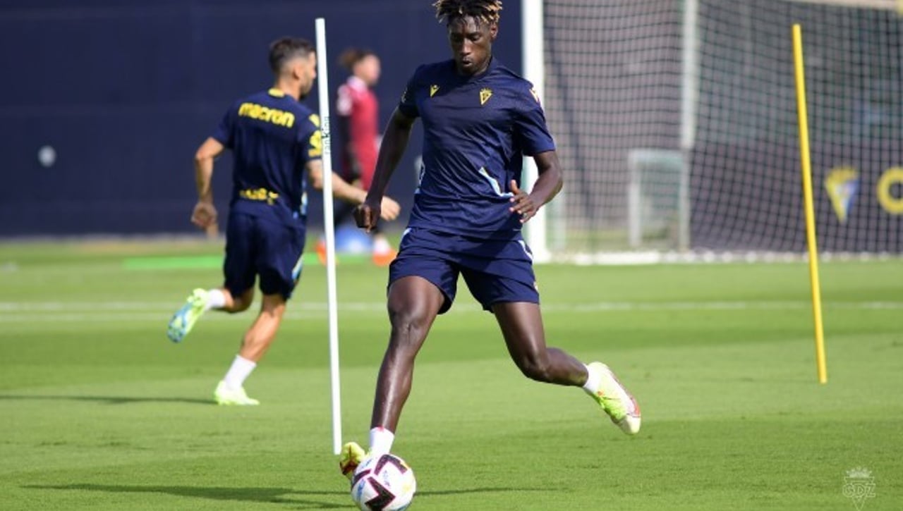 El futbolista del Cádiz al que un amistoso en el Sánchez-Pizjuán le cambió su futuro