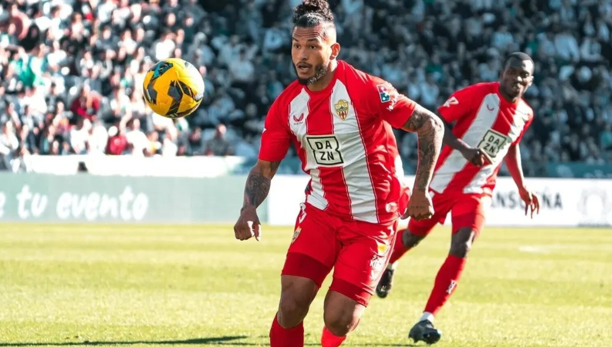 El Almería pone precio a su delantero