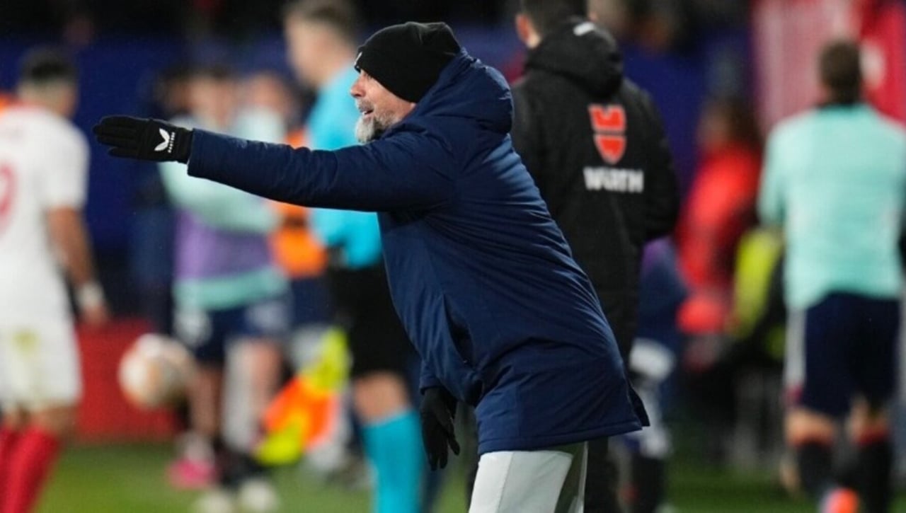 Sampaoli, que vio al Sevilla jugar "como un grande", pide fichajes y carga contra los horarios