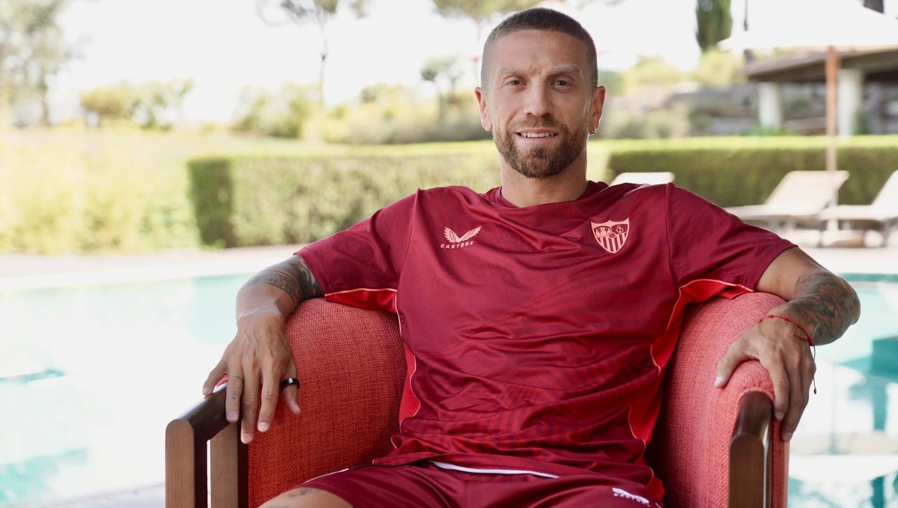 El Papu tira de galones y fija retos ambiciosos: "Vamos a morir por esta camiseta y ojalá sea el año del Sevilla"