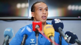 Empujan a Yanis Senhadji y un pretendiente se retira