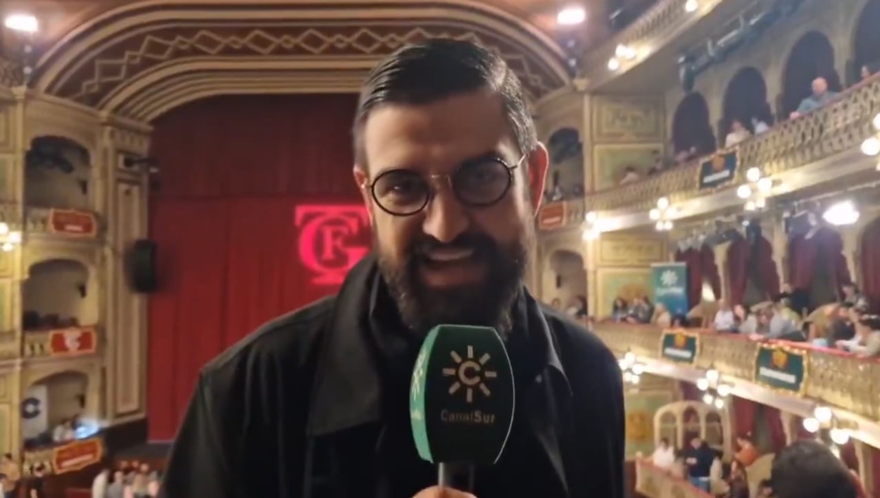 'La tribu' rinde homenaje a Manu Sánchez en el Carnaval de Cádiz