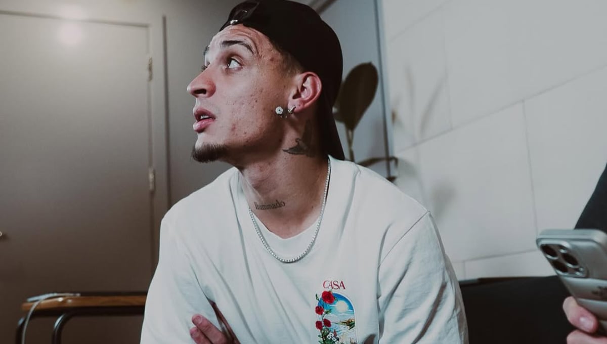 Antony, en el aeropuerto de Mánchester, listo para volver al Betis