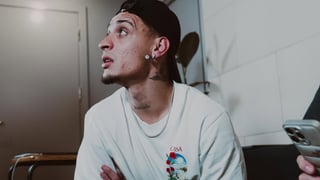 Antony, en el aeropuerto de Mánchester, listo para volver al Betis