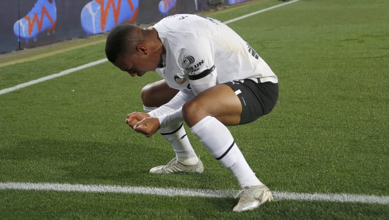 El Valencia respira gracias a un gol en propia puerta de la Real