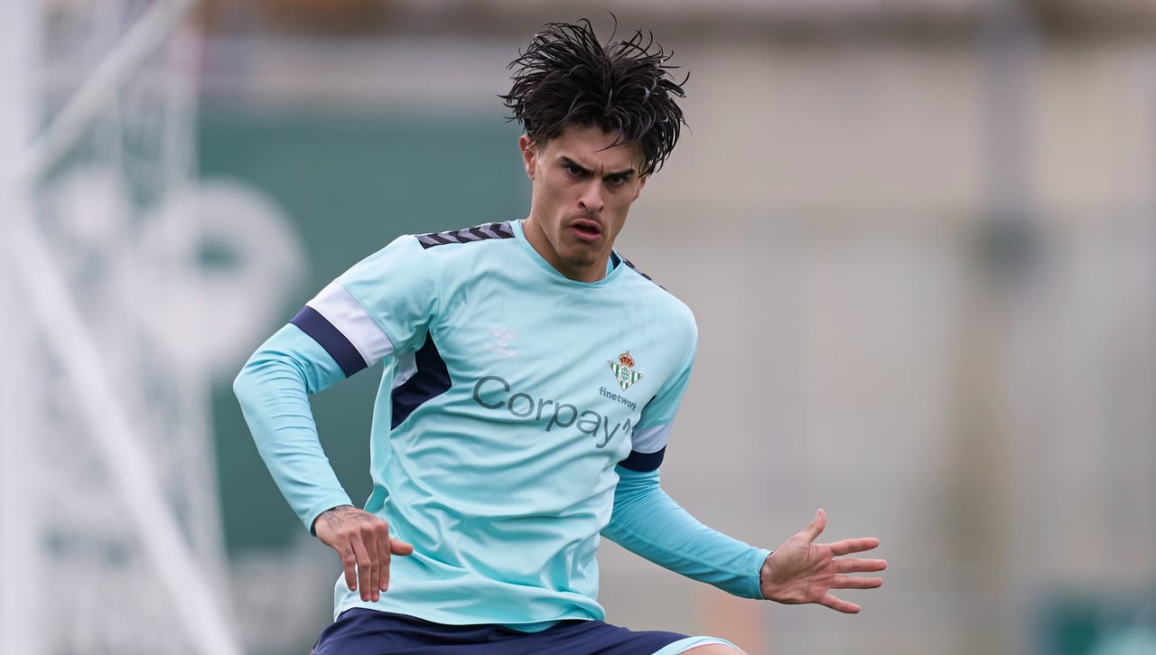 Juan Cruz, pendiente del puzzle de los extremos, con Rodri a la cabeza y con nueva 'novia'