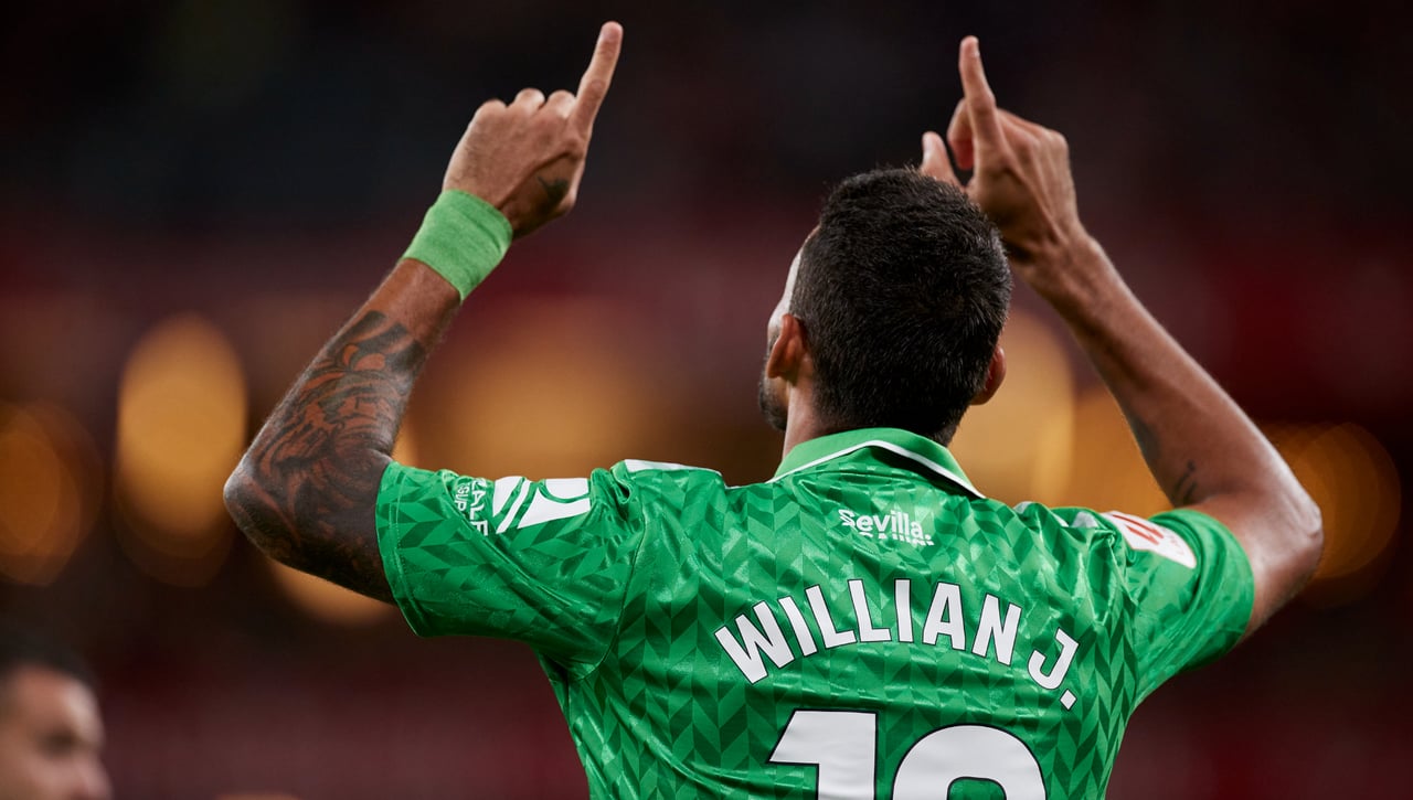 Se reabre el debate del '9' en el Betis 