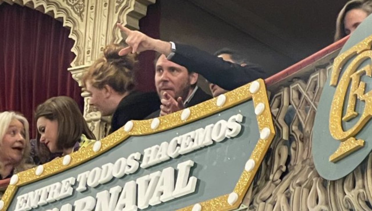 El ministro Óscar Puente acude al Carnaval de Cádiz y se lleva una 'guantá' 