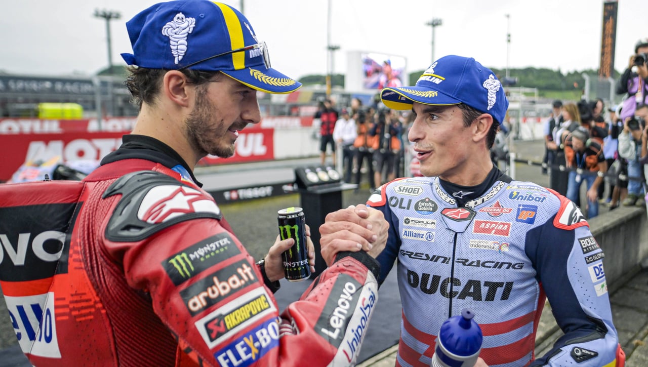 Bagnaia imita a Marc Márquez