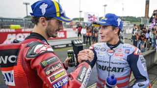 Bagnaia imita a Marc Márquez