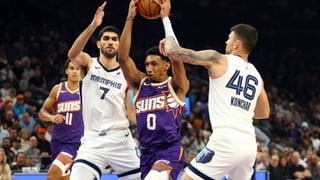 Santi Aldama la lía ante los Suns