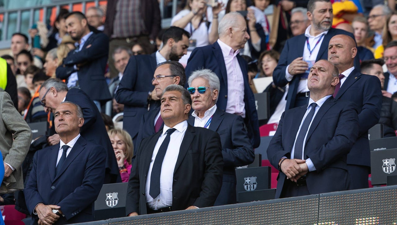 El tenso cónclave de los canapés voladores