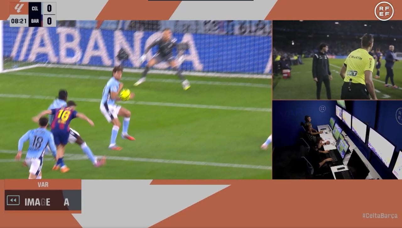 El audio del VAR responde a las dudas de Giráldez en el penalti del Celta - Barcelona