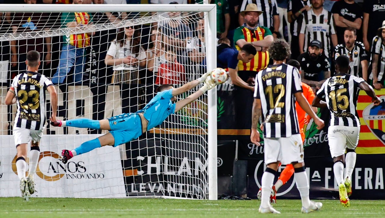 Portero de moda en Primera RFEF y posible negocio para el Sevilla