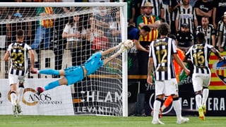 Portero de moda en Primera RFEF y posible negocio para el Sevilla