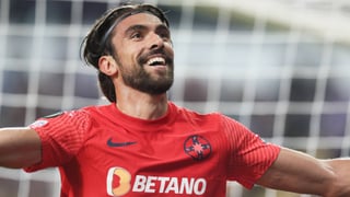 Un extraño fichaje para la delantera